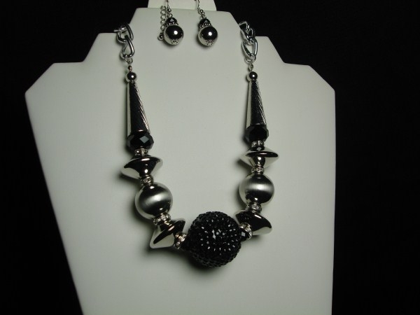 Center Stone Necklace Set in Black